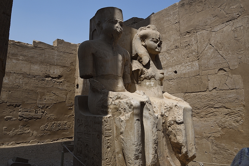 74 MAK_6224.jpg - ... le due persone sedute accanto, il faraone Tutankhamon e di sua amata consorte Ankhesenamun.